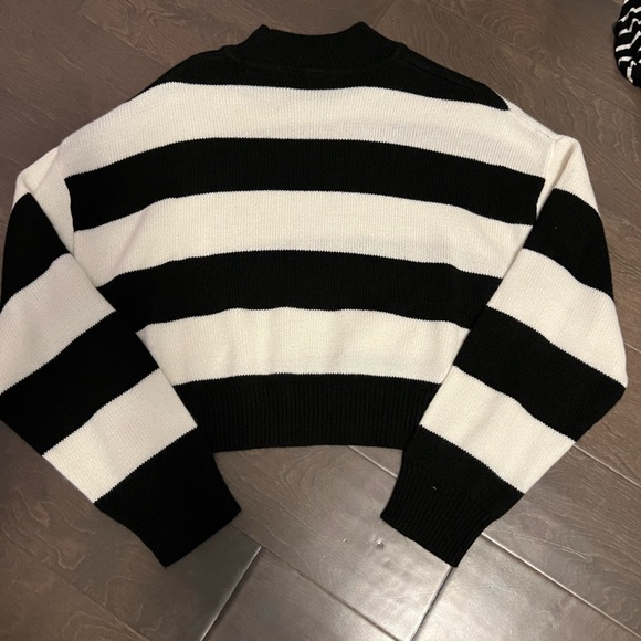 H&M black and white sweater size: S - Picture 2 of 3